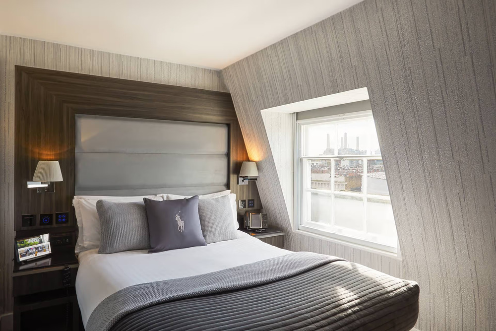 A Queen room at Eccleston Square Hotel