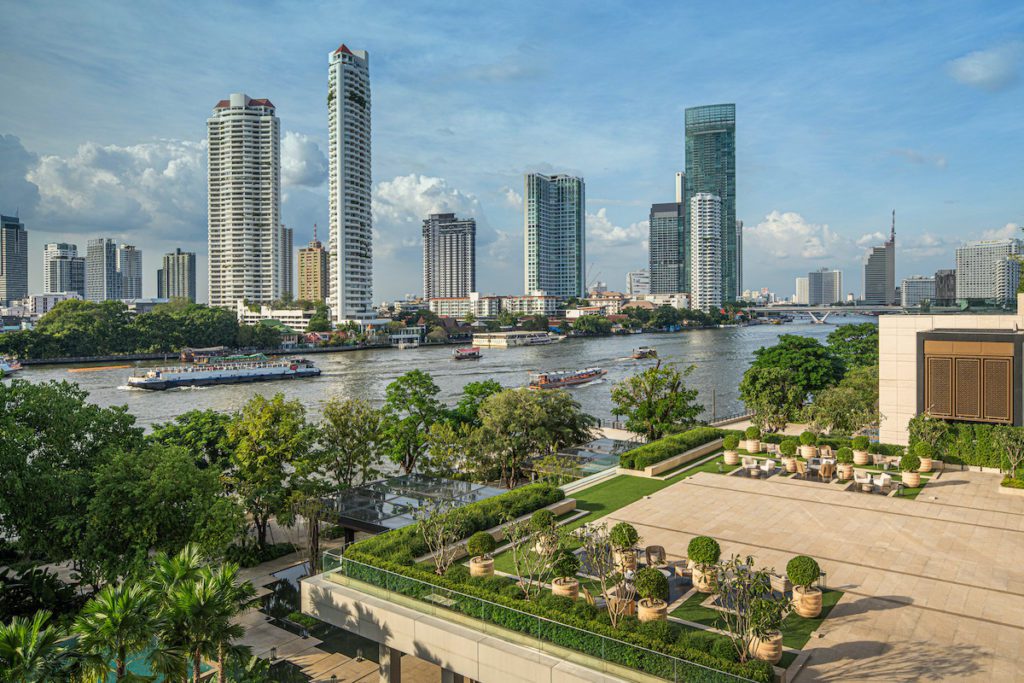 Four Seasons Hotel Bangkok at Chao Phraya River, a beautiful resort in a vibrant city 18 BPY 099
