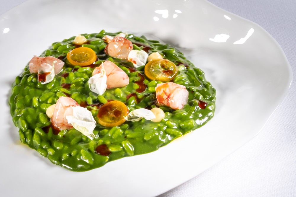 Risotto al limone con salsa di scoglio al prezzemolo ristretto di mare e crudite di crostacei