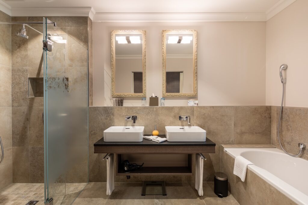 Alpine Elegance at Lenkerhof Gourmet Spa Resort 13 SUI Bad2 Klein