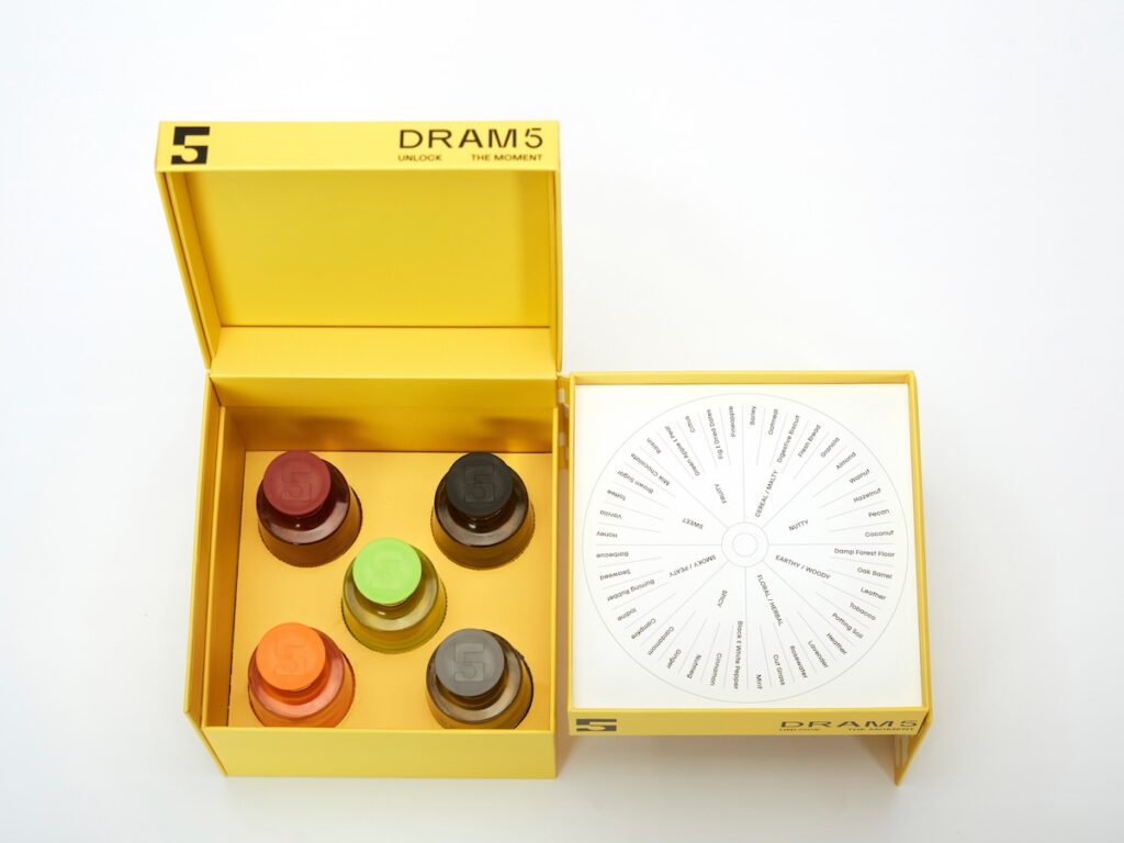 Christmas Spirits & Cocktails: Vodka, Gin, Whisky, Rum & Festive Pre-Mixed Drinks 30 6.6DRAM54796