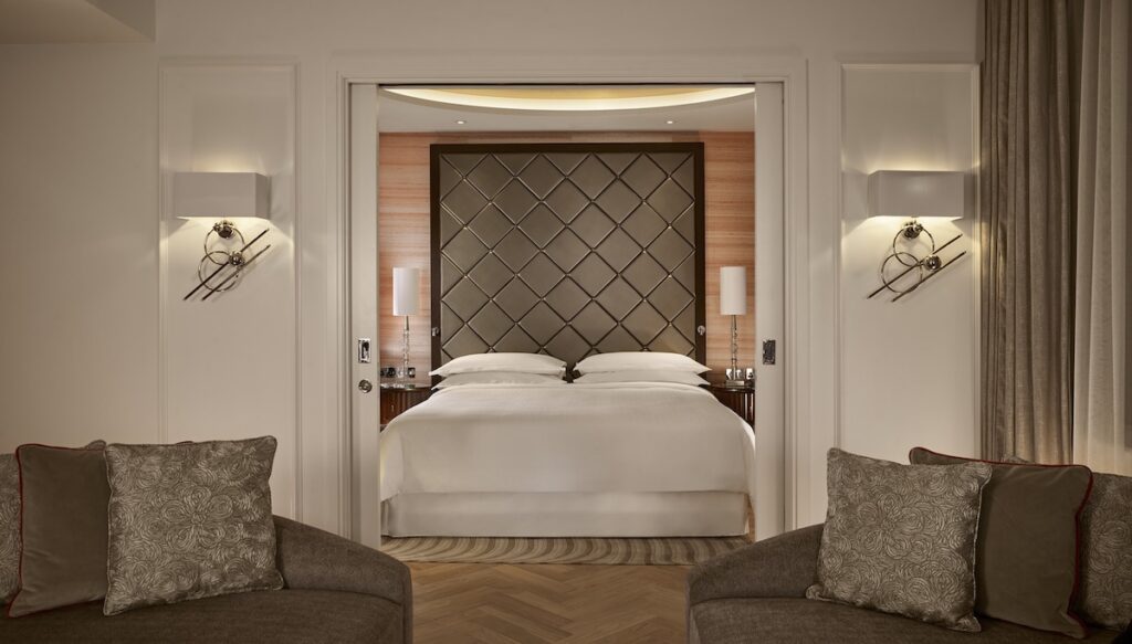 sheLONGRgr 273100 The Grand Suite Bedroom